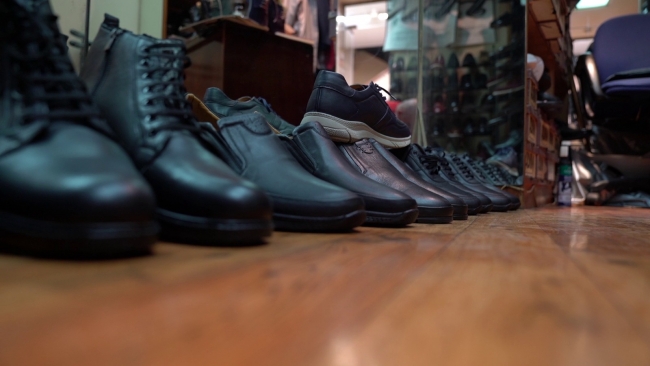 Büyük ayakkabılara büyük emek harcayan usta